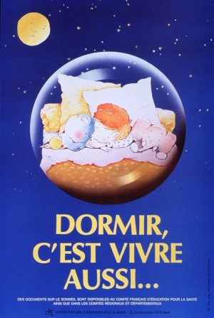 A cute drawing of a child and his plushies sleeping in a bed with big pillow. They seem to be in a bubble in space with the moon looking at them. Text in French says /Dormir, c'est vivre aussi.../, meaning /Sleeping is living too.../.